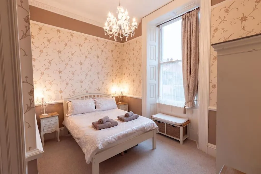 Luxury Nautical Large Apartment - 2 Bedroom - Whitby Centre - Free Private Parking