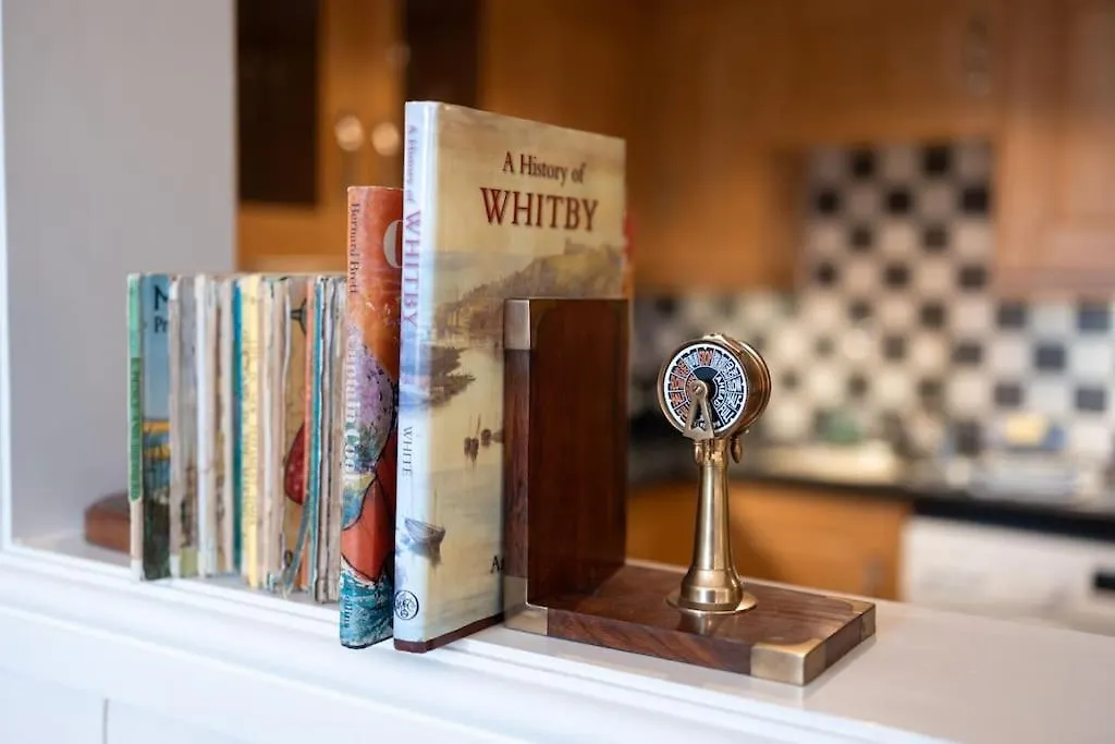 Luxury Nautical Large Apartment - 2 Bedroom - Whitby Centre - Free Private Parking 0*,  Reino Unido