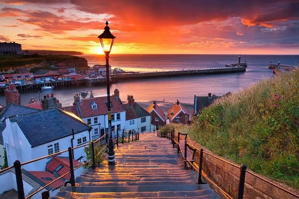 Luxury Nautical Large Apartment - 2 Bedroom - Whitby Centre - Free Private Parking
